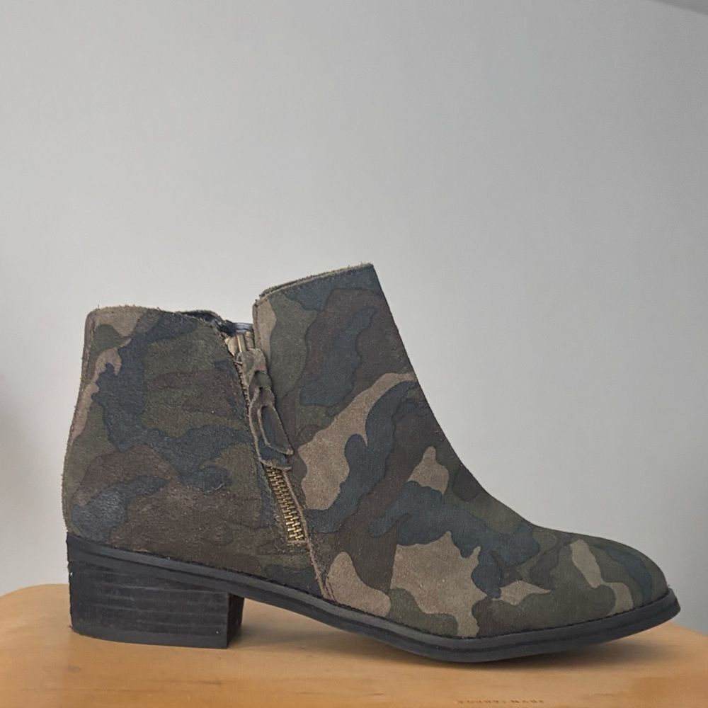 Blondo Women’s Waterproof Camouflage Booties Size 9